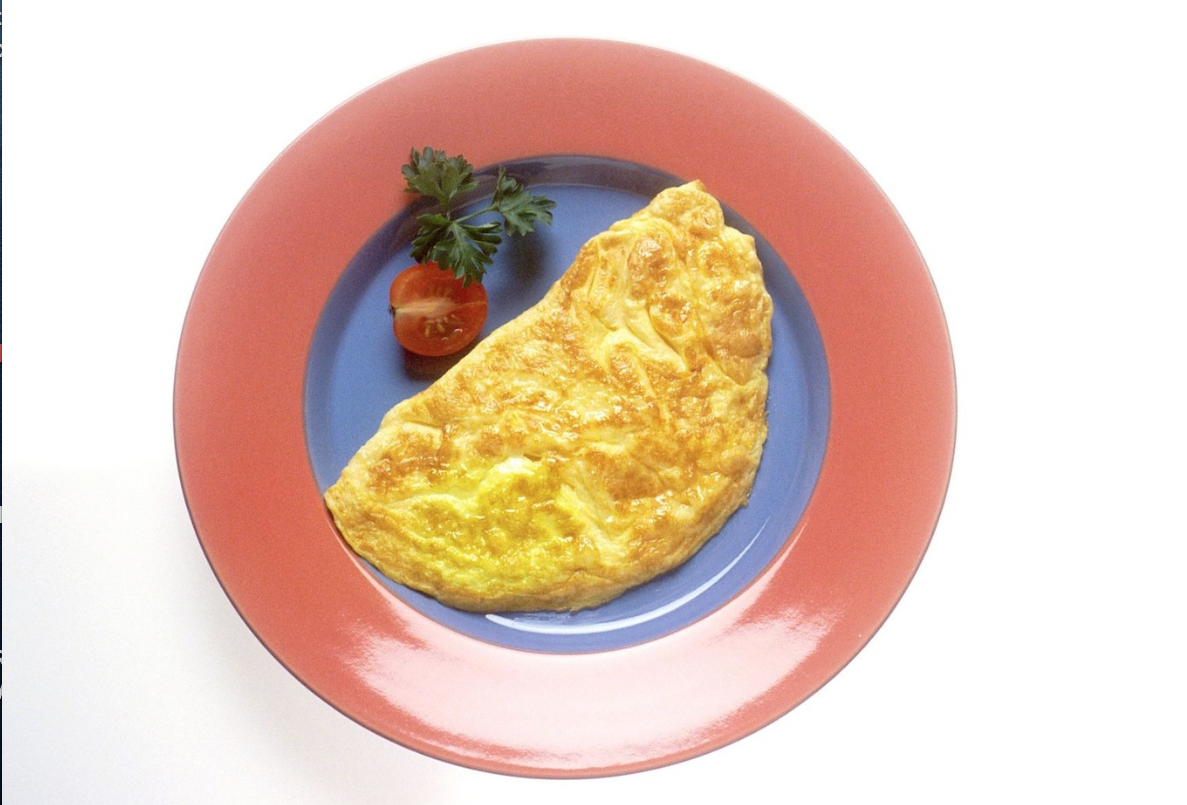 Ensalada variada de brotes tiernos con tomate mas tortilla francesa Y fresas